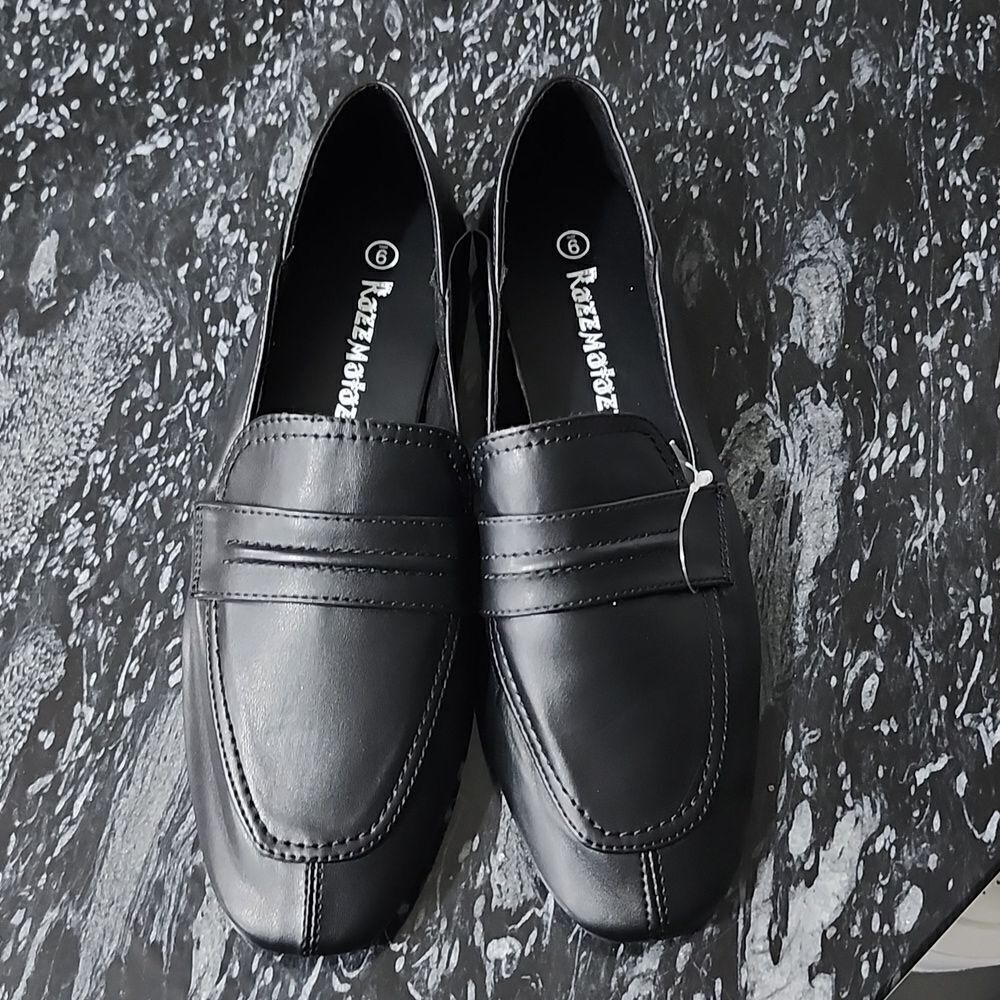 BRAND NEW RAZZMATAZZ WOMEN"S SQUARE TOE FLAT SHOE